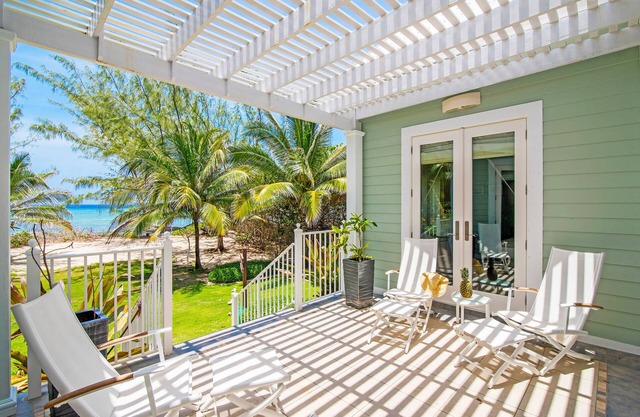 Avocado Cottage: Boutique Oceanfront Micro-Resort 10 mins from Seven Mile Beach