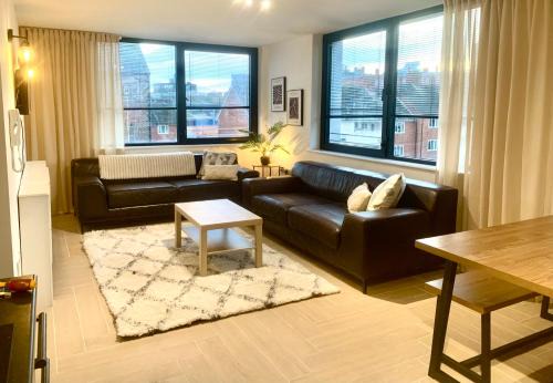Award Winning Large Stylish 3 bedroom City centre Apartment Free secure Parking