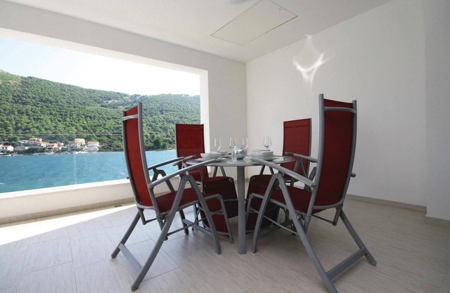 Awesome apartment in Grebastica