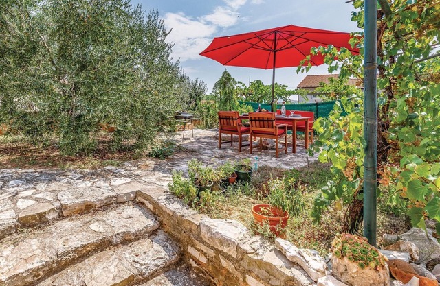 Awesome apartment in Vinkuran with WiFi