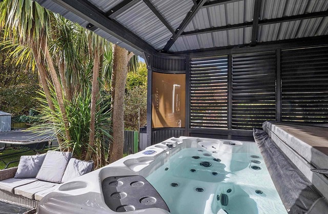 Awesome Aubrey: Stylish City Retreat