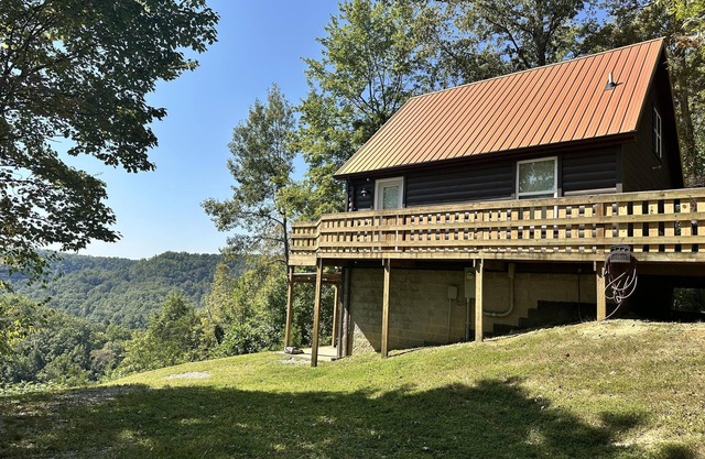 Awesome cabin with a "Gorge"ous view from the hot tub at the Red with wi-fi