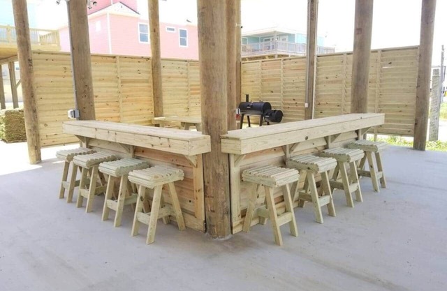 Awesome Deck, fenced yard! Pet & kid friendly!