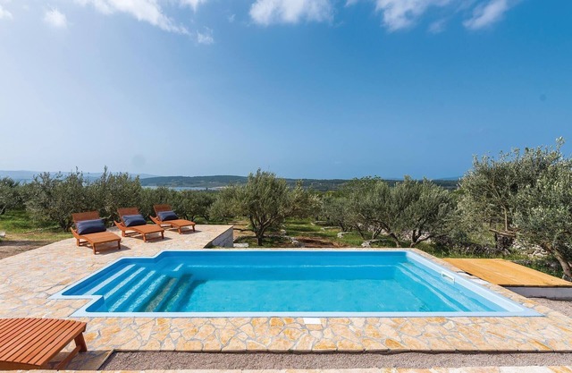 Awesome home in Donje Polje