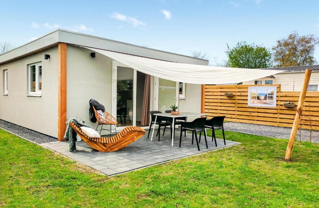 Awesome Home In Heinkenszand With Wifi
