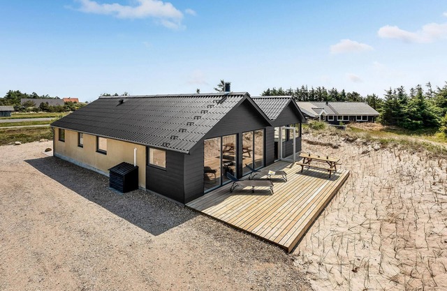 Awesome home in Hvide Sande with WiFi
