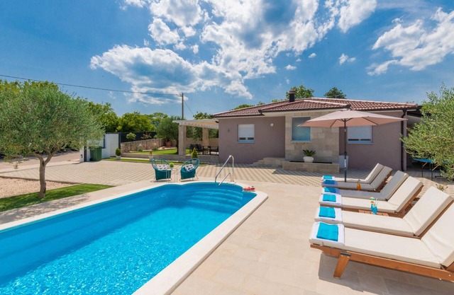 Awesome home in Kamenmost with jacuzzi