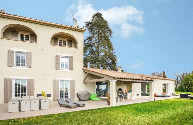 Awesome home in La Gaude with kitchen