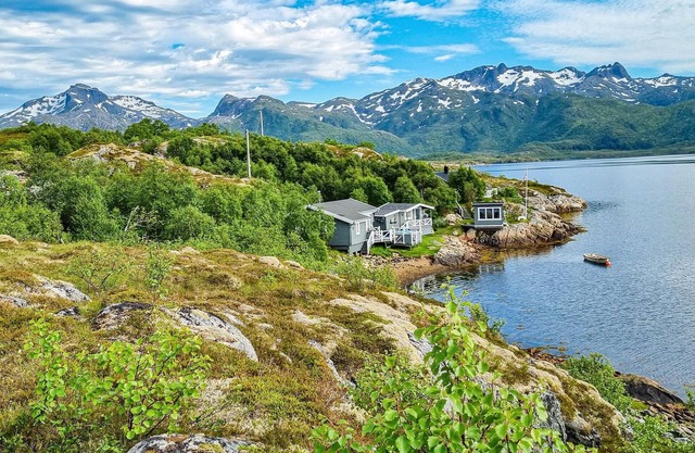 Awesome home in Laukvik with kitchen