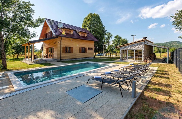 Awesome home in Licko Cerje with WiFi