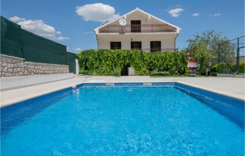 Awesome Home In Runovic With Wifi