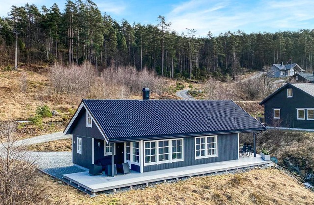 Awesome home in Trvikbygd with 5 Bedrooms