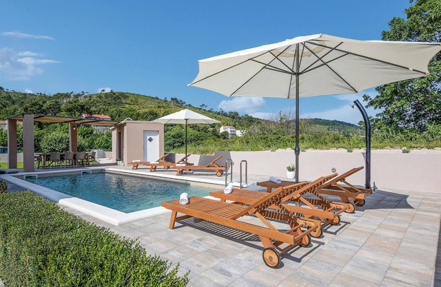 Awesome home in Tugare with kitchen