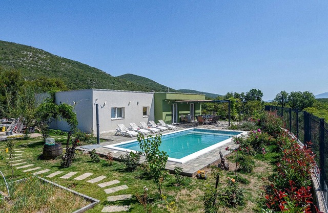 Awesome home in Zagvozd