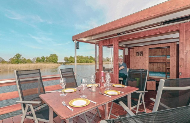 Awesome ship in Radewege with kitchen