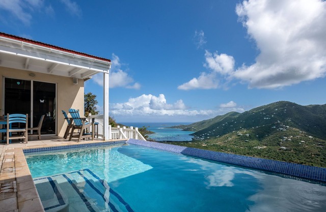 Awesome views, private pool, air conditioning, close to beaches, restaurants!