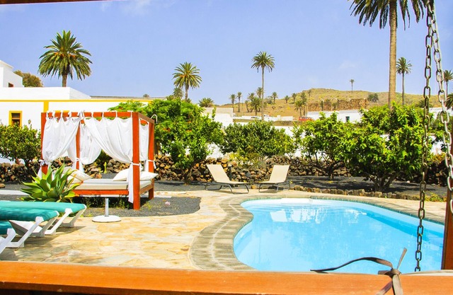 B & BLola y Juan: Room with private bathroom and heated pool "HUESPEDES"