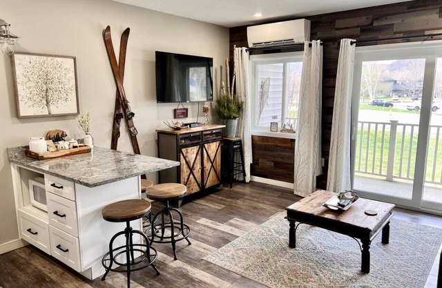 B107 · Mountain getaway!Remodeled 1 bedroom,Pool, hot tub
