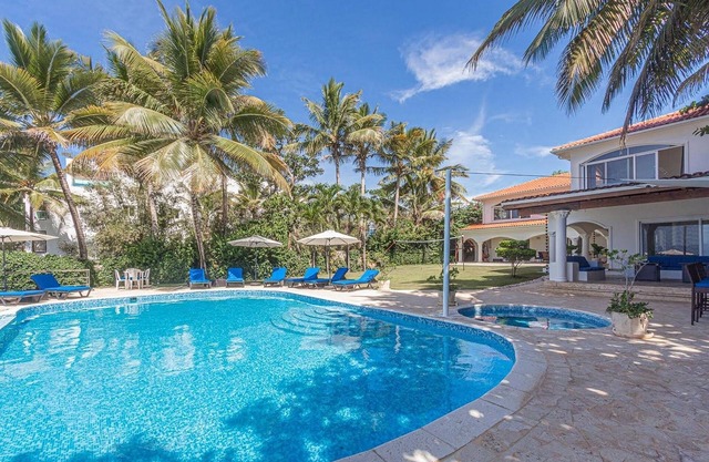 Bachelor party complex, 10 bedrooms, 10 bathrooms, 2 pools, on sandy beach!