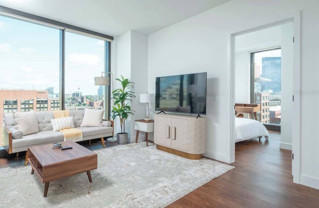 Back-Bay 2BR Penthouse w Roof top and GYM