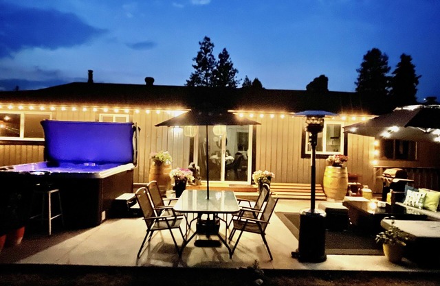 BACKYARD PARADISE - HOT TUB- YARD- 5bed+3bath (Licensed).