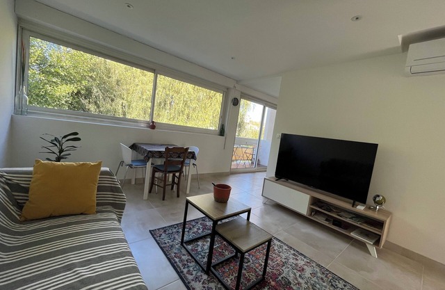 Balcon sur la Rivière Face à la Vieille Ville