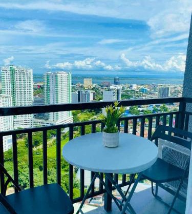 Balcony Studio Ayala with Ultra-Fast 400 Mbps WiFi
