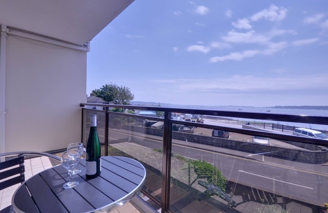Ballard Close - a town house that sleeps 6 guests in 3 bedrooms