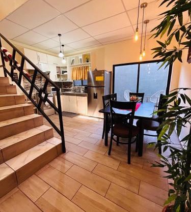 Bambú Family House, AC, WiFi, near Metrocentro Mall