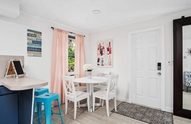 Bamboo Oasis A - 5 miles to Beach & Downtown