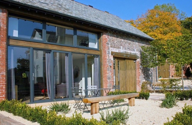 BARLEY HOUSE, pet friendly, luxury holiday cottage in Talaton