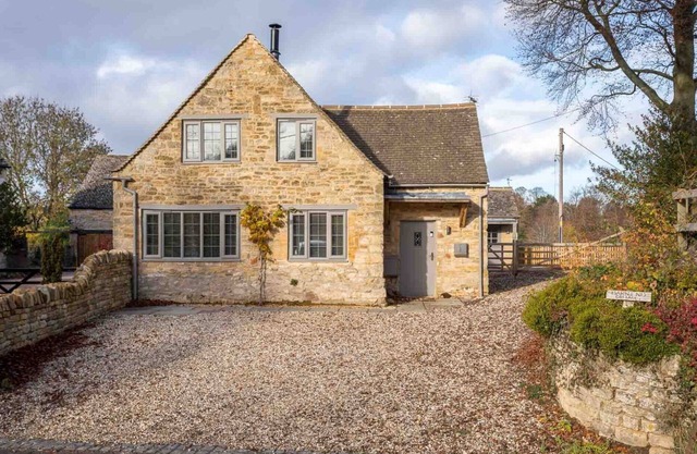 BARN END COTTAGE, pet friendly, with open fire in Chipping Campden