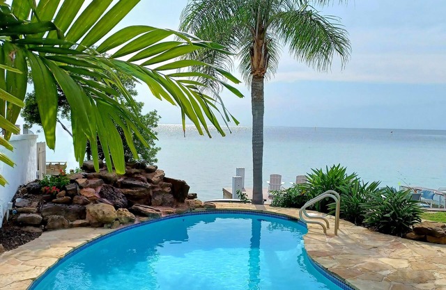 Barracuda Bay SPI on the Laguna Madre waterfront