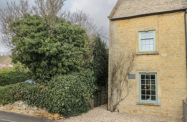 BARTON COTTAGE, pet friendly, with open fire in Bourton-On-The-Water