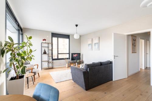 Basel-Tram 8-Tristate-Bridge-Riverview