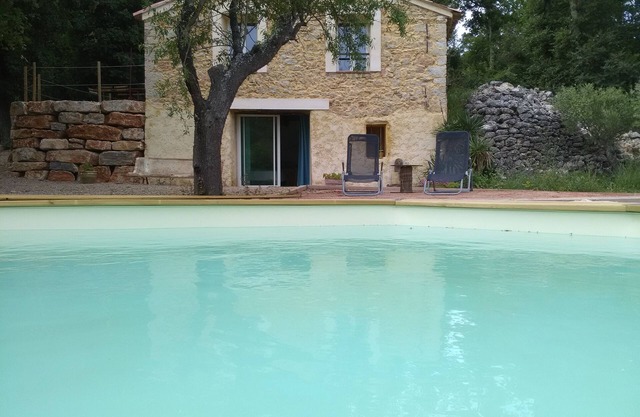 Bastidon between hill and vineyard