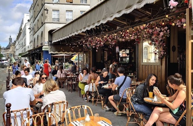 BATHED IN NATURAL LIGHT & ADORNED WITH CAREFULLY CURATED ART PIECES – LE MARAIS