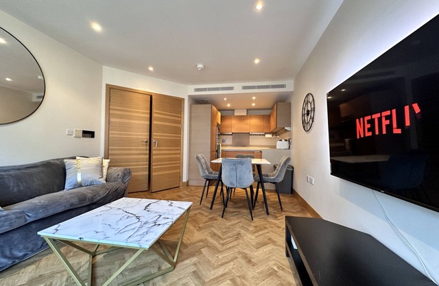 Battersea Power Station 2Bed 2Bath, Riverside Balcony Terrace, AC, 1000MB internet speed