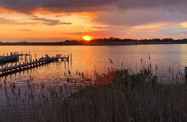 Bay Front Home with Amazing Sunset Views, Short block to Beach, centralA/C,kayak