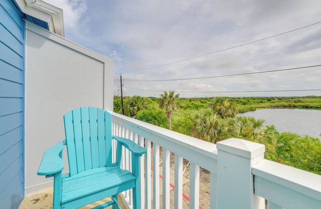 Bay View, Pool Access: Romantic Galveston Retreat!