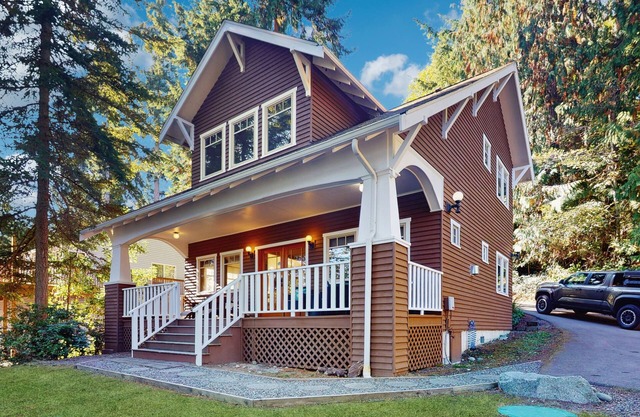 Bayfront Dog-Friendly Cottage with Porch, Gas Grill, WiFi & Beach Access