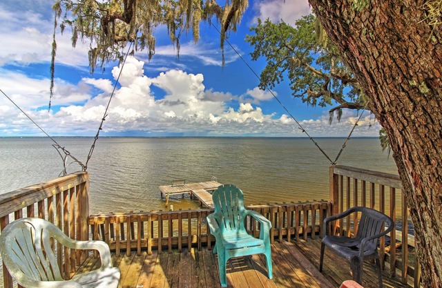 Bayfront Home, 5 miles to beach, fish off dock!