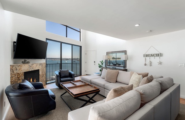 Bayfront Penthouse w/Firework and Water Views!