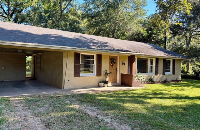 Bayou Home close to ULM. Sleeps 12.