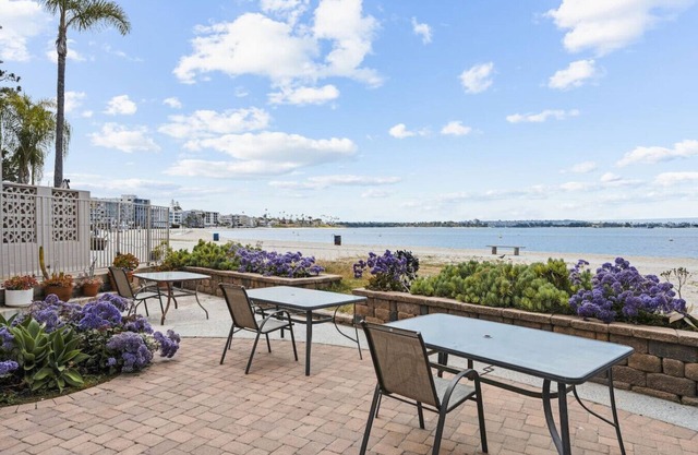 Bayside Villa - 2BR Beach Front Free Parking