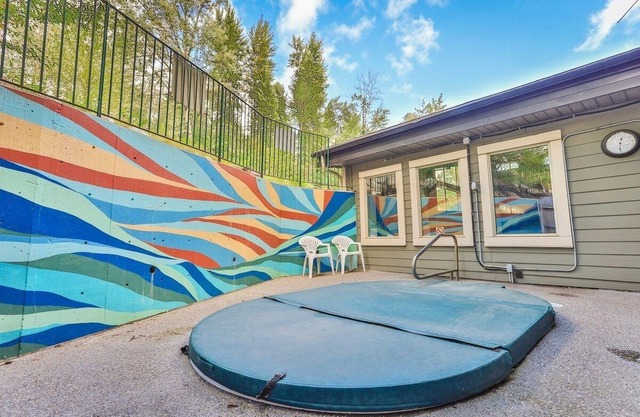 BBQ, Pool & Sauna Oasis by Skiing Trails