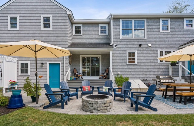 BEACH! 4Bdrm-Fire pit/patio/outdoor shower!