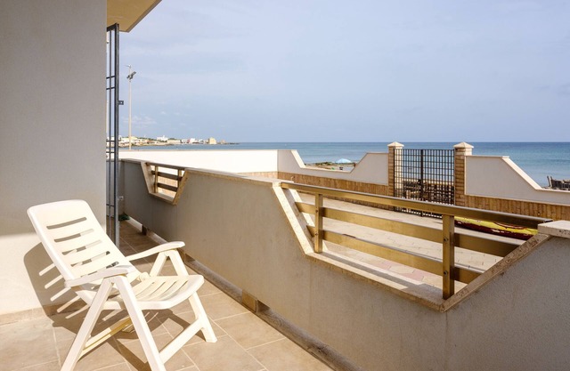 Beach Apartment Casa Vacanza Maria with Sea View & Balcony