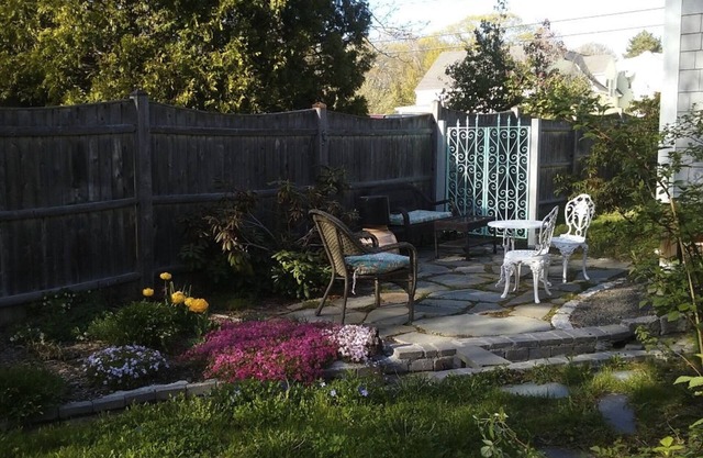 Beach Cottage within walking distance to shops and restaurants, 2 miles to beach