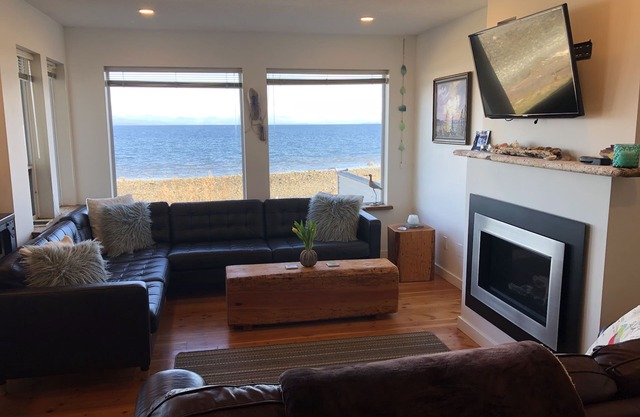 Beach front Duplex on Stories beach near Campbell River
